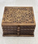 El Oyma Ceviz Ahşap 4 Çekmeceli Tespih Kutusu – Kadife Kaplı Ahşap Koleksiyon Kutusu 30x36x22 cm